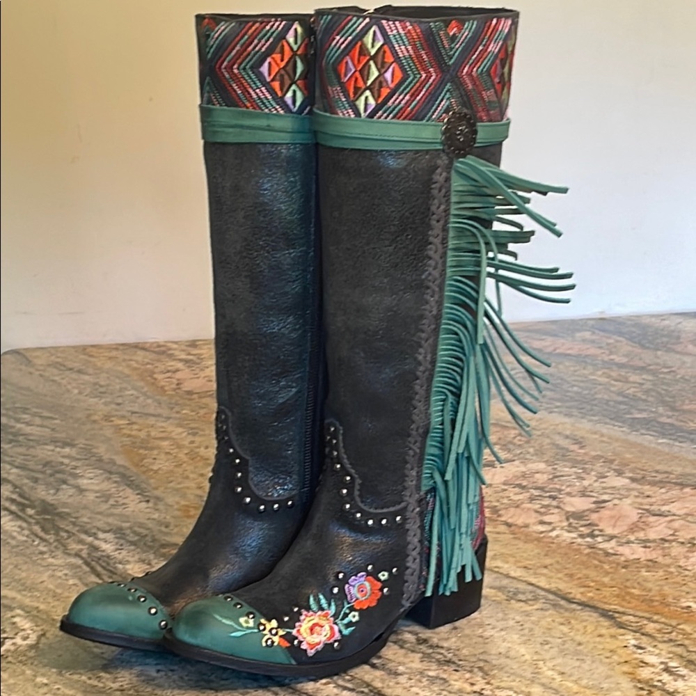 Double D Ranch Dream Weaver Boots Size 8
NWB